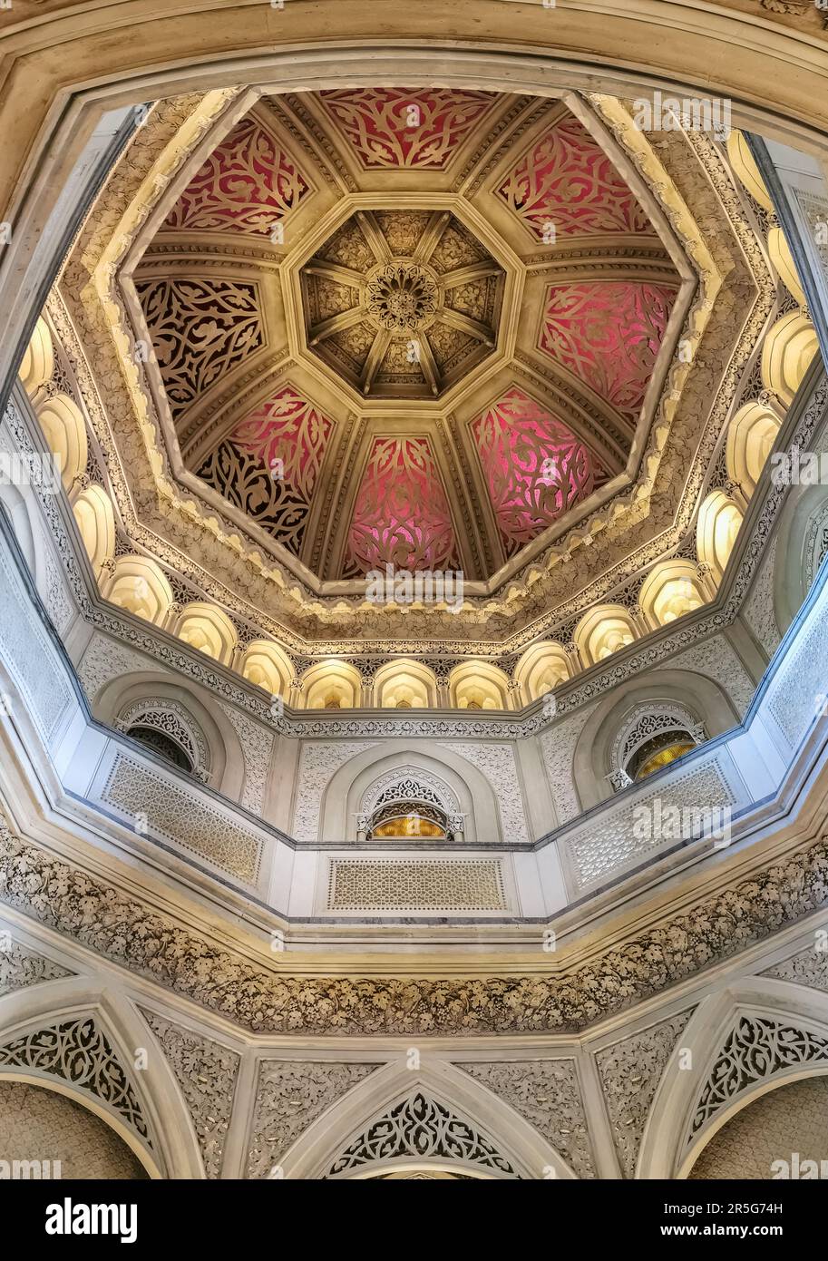 Sintra Lisbonne Portugal - 04 25 2023: Vue intérieure au Palais Monserrate, coupole et plafond ornés, dans le hall principal, sur Sintra, été traditionnel Banque D'Images