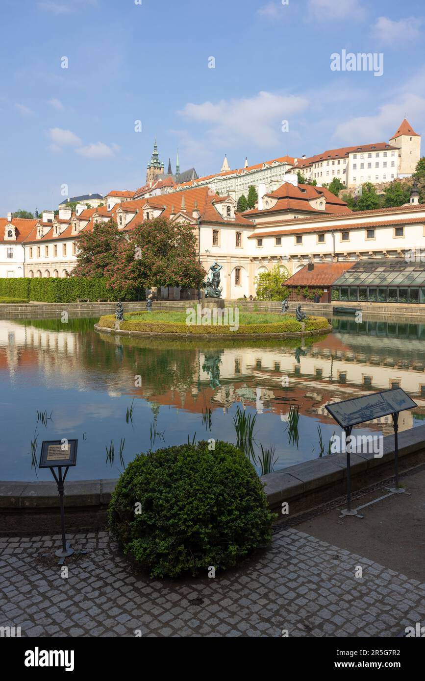 Jardins avec étang du palais Waldstein / Vakdstejn à Mala Strana, Prague, République Tchèque. Sur la colline de la rue La cathédrale de Vitus Vitus Banque D'Images
