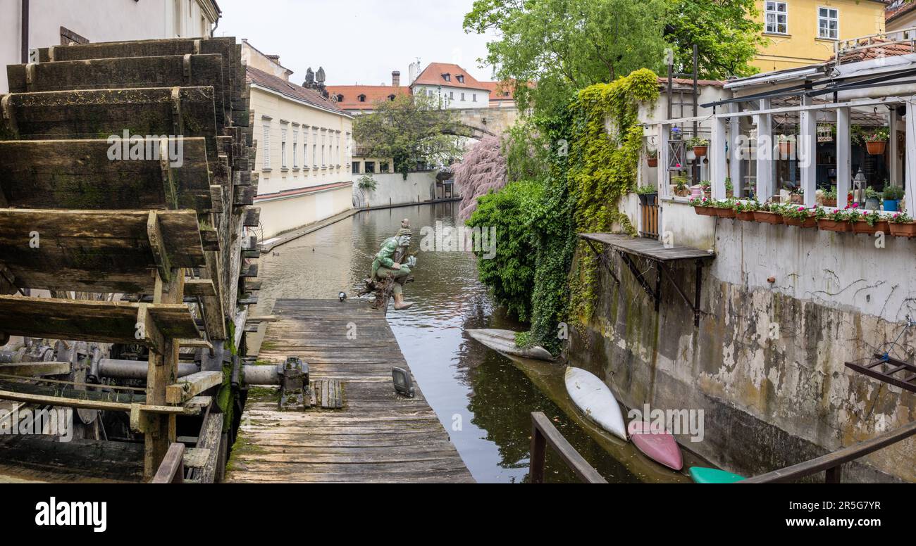 Prague: Pont de la roue de l'eau de Čertovka reliant l'île Kampa à la région de Mala Strana à Prague. Banque D'Images