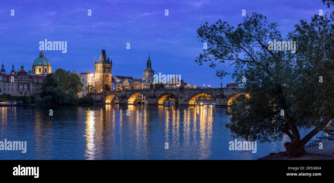 Prague : vue sur la vieille ville de Stare Mesto avec le pont charles et la tour du pont est pendant l'heure bleue Banque D'Images