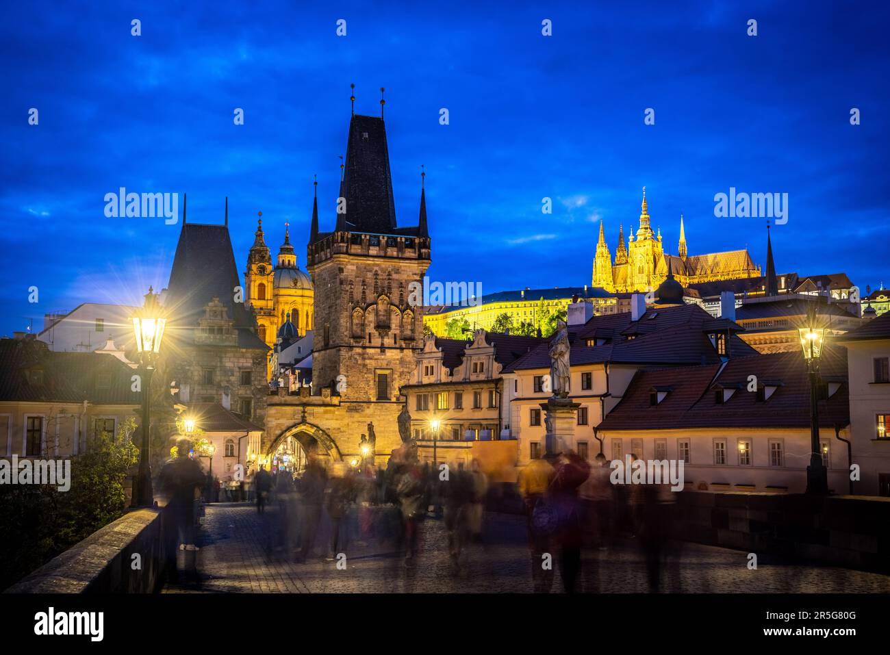 Prague: Vue sur la région de Mala Strana avec le pont ouest de la tour du pont charles, St. Église Nicholas et Saint-Nicolas Cathédrale de Vitus pendant l'heure bleue - passe Banque D'Images