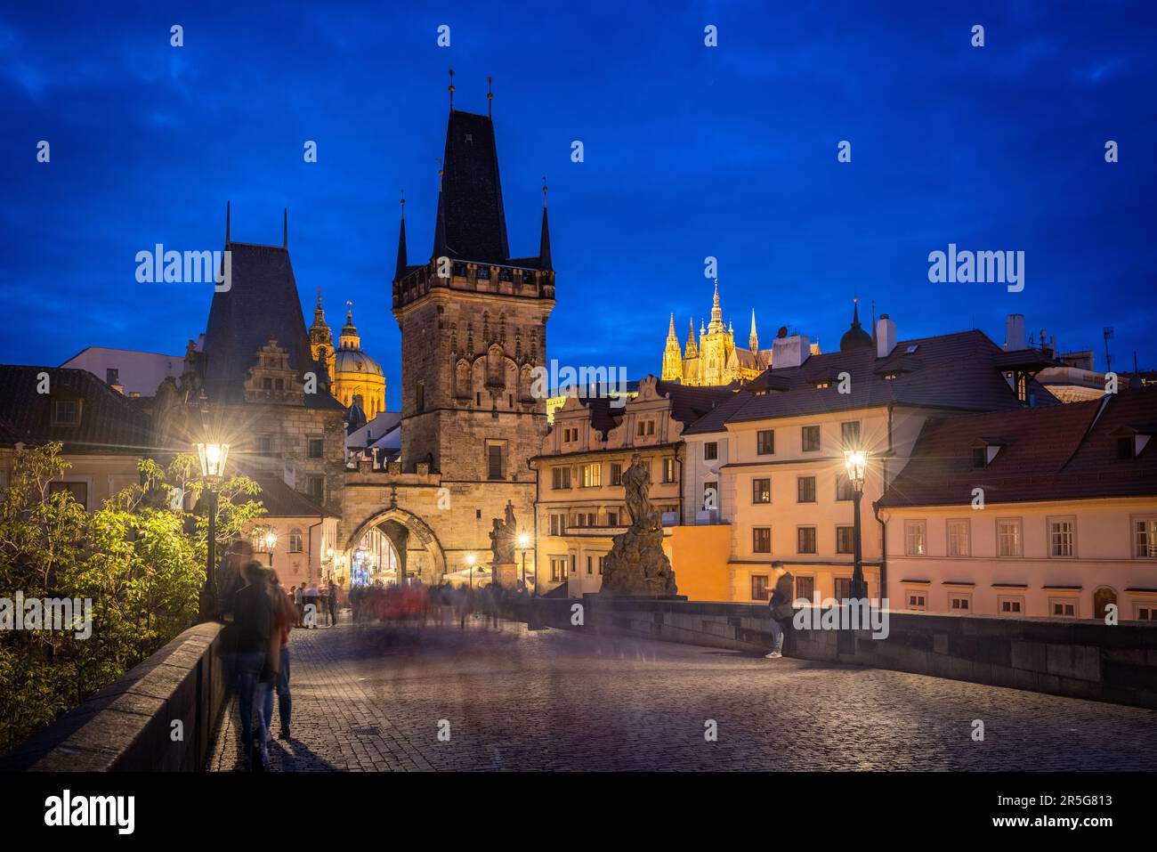 Prague: Vue sur la région de Mala Strana avec le pont ouest de la tour du pont charles, St. Église Nicholas et Saint-Nicolas Cathédrale de Vitus pendant l'heure bleue - passe Banque D'Images