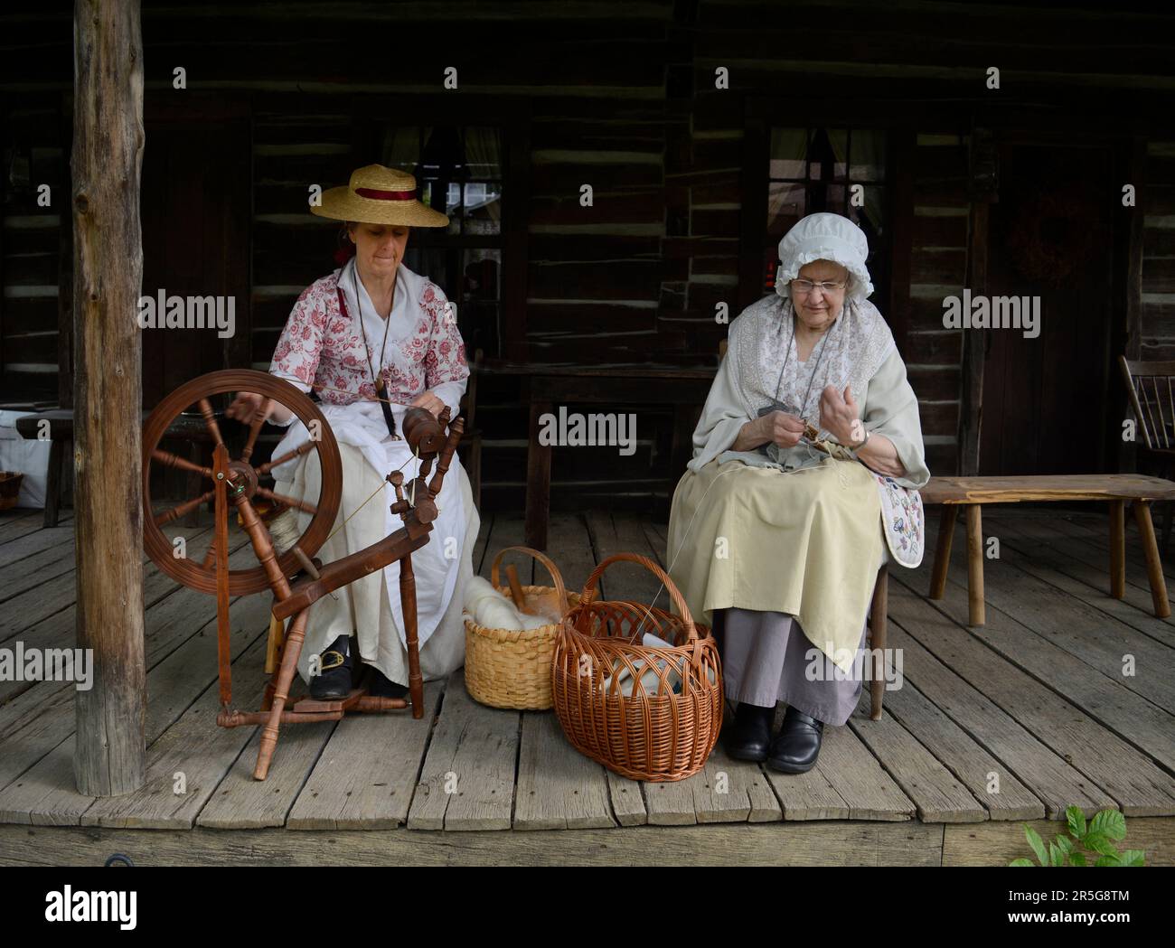 Les réacteurs historiques montrent comment les premières femmes pionnières américaines ont fabriqué des vêtements avec de la laine lors d'un événement d'histoire vivante à Abingdon, en Virginie. Banque D'Images