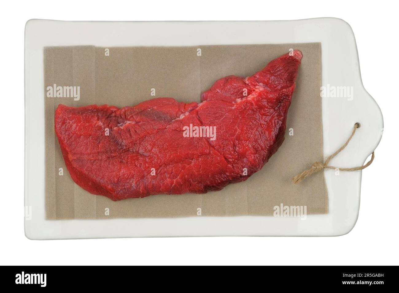 Pâte de bœuf sur un panneau de céramique isolé sur fond blanc. Viande crue pour la cuisson. Banque D'Images