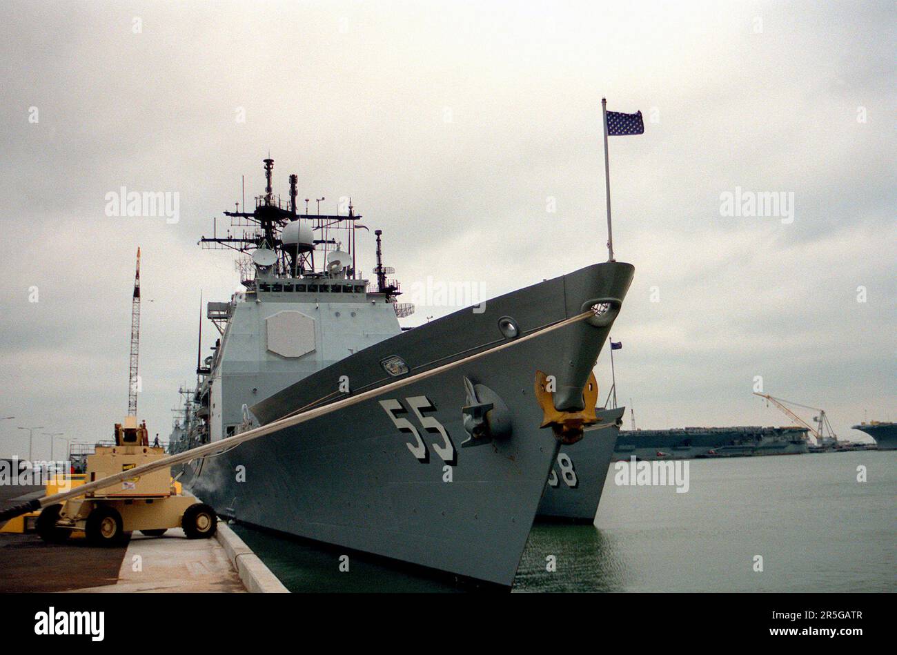 Le croiseur de missiles guidé USS LEYTE GULF (CG-55) est attaché à la station navale, 1992 Banque D'Images