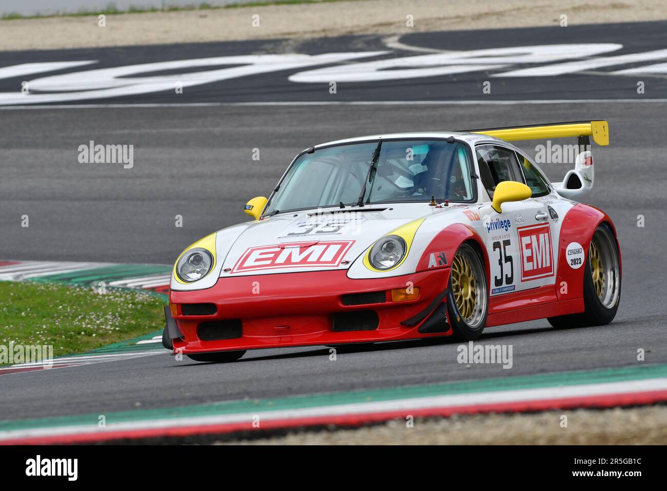 Scarperia, 2 avril 2023 : Porsche 993 GT2 Evo année 1999 en action pendant Mugello Classic 2023 au circuit Mugello en Italie. Banque D'Images