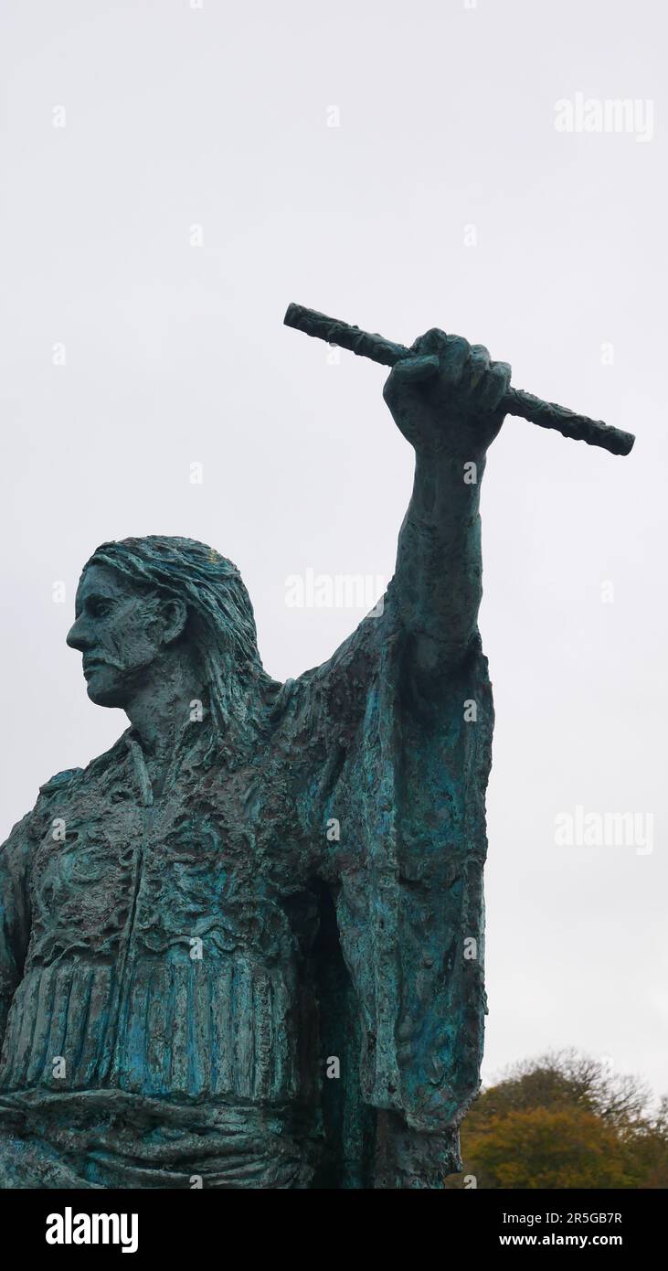 Statue de Red Hugh O’Donnell, chef irlandais et chef militaire, tenant une flûte dans la ville de Donegal, comté de Donegal, Irlande. Banque D'Images