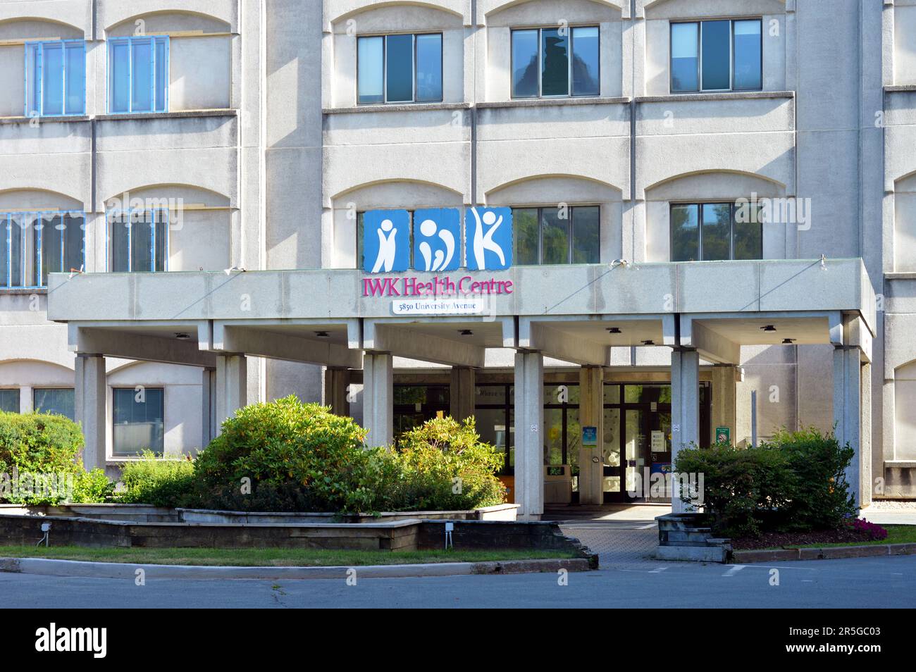 Auvent en béton à l'entrée du Centre de santé IWK, un hôpital public pour enfants à Halifax, en Nouvelle-Écosse, au Canada Banque D'Images