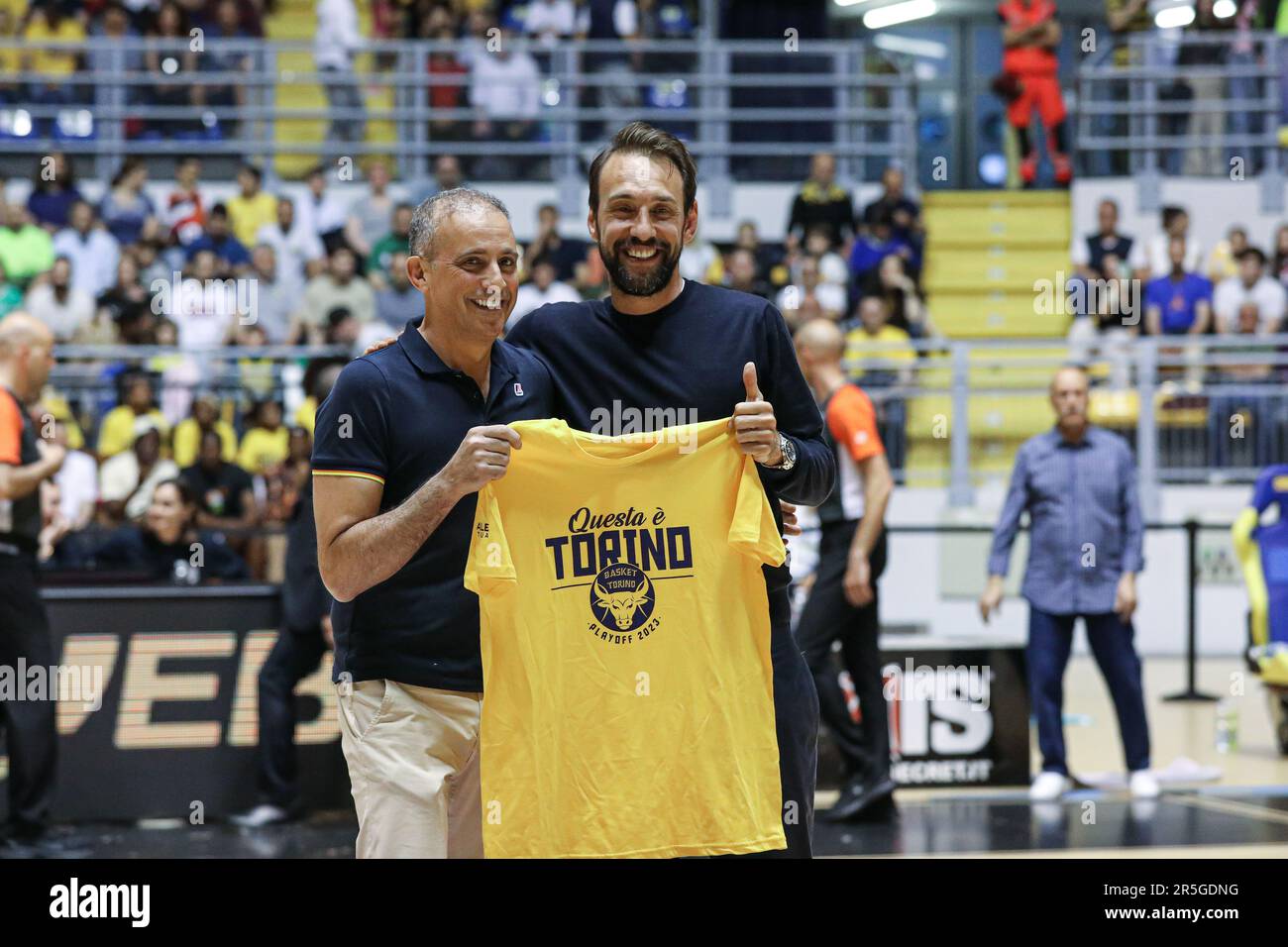 Tuein, Italie. 03rd juin 2023. Reale Mutua basket Torino président, David Avino donne à Beppe Poeta (ex cap Auxilium Torino) le maillot de jeu pendant le jeu - Reale Mutua Torino vs Gruppo Mascio Treviglio, Championnat italien de basket-ball Serie A2 hommes à Tuein, Italie, 03 juin 2023 crédit: Agence de photo indépendante / Alay Live News Banque D'Images