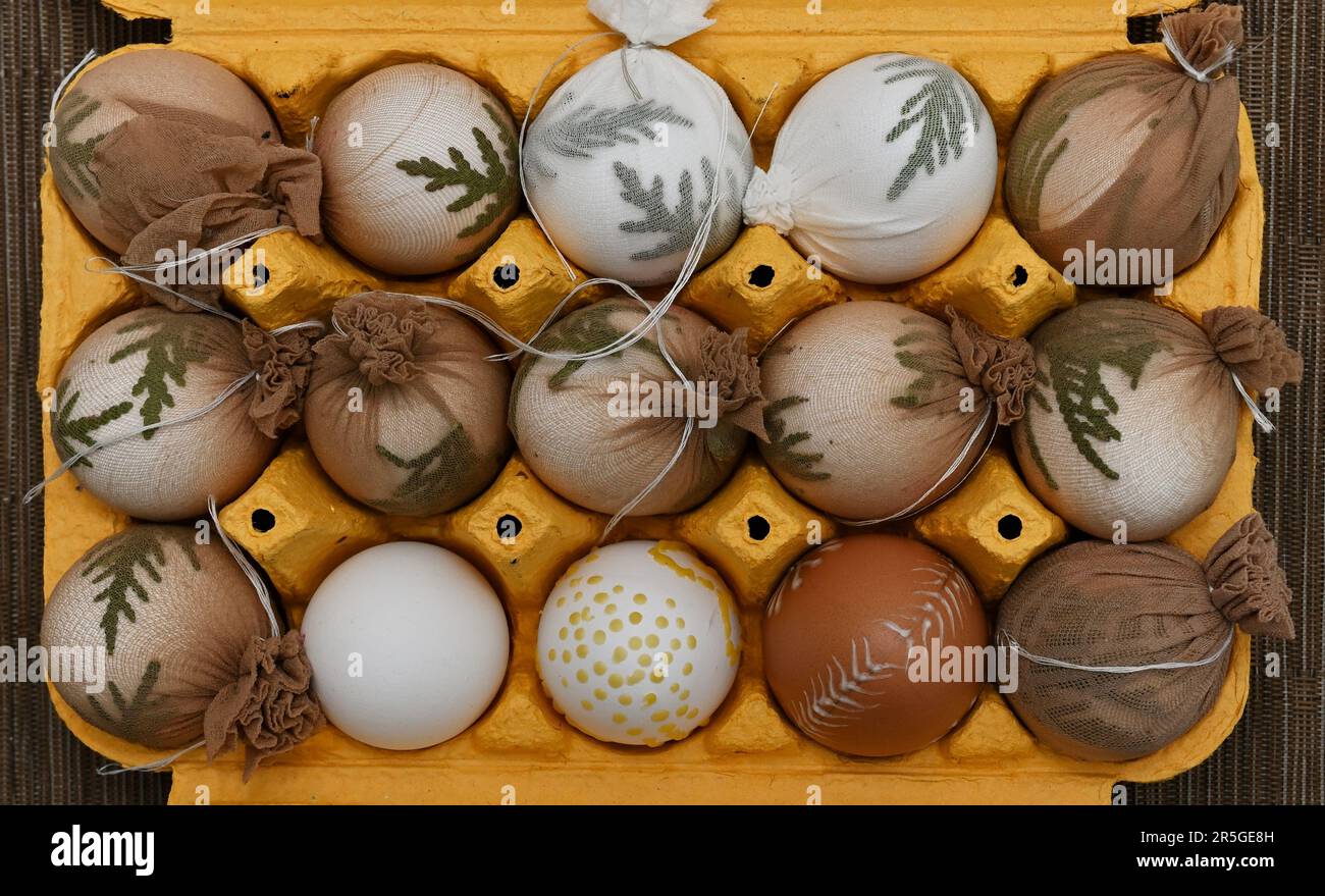 oeufs de pâques prêts à être teints dans un récipient jaune Banque D'Images