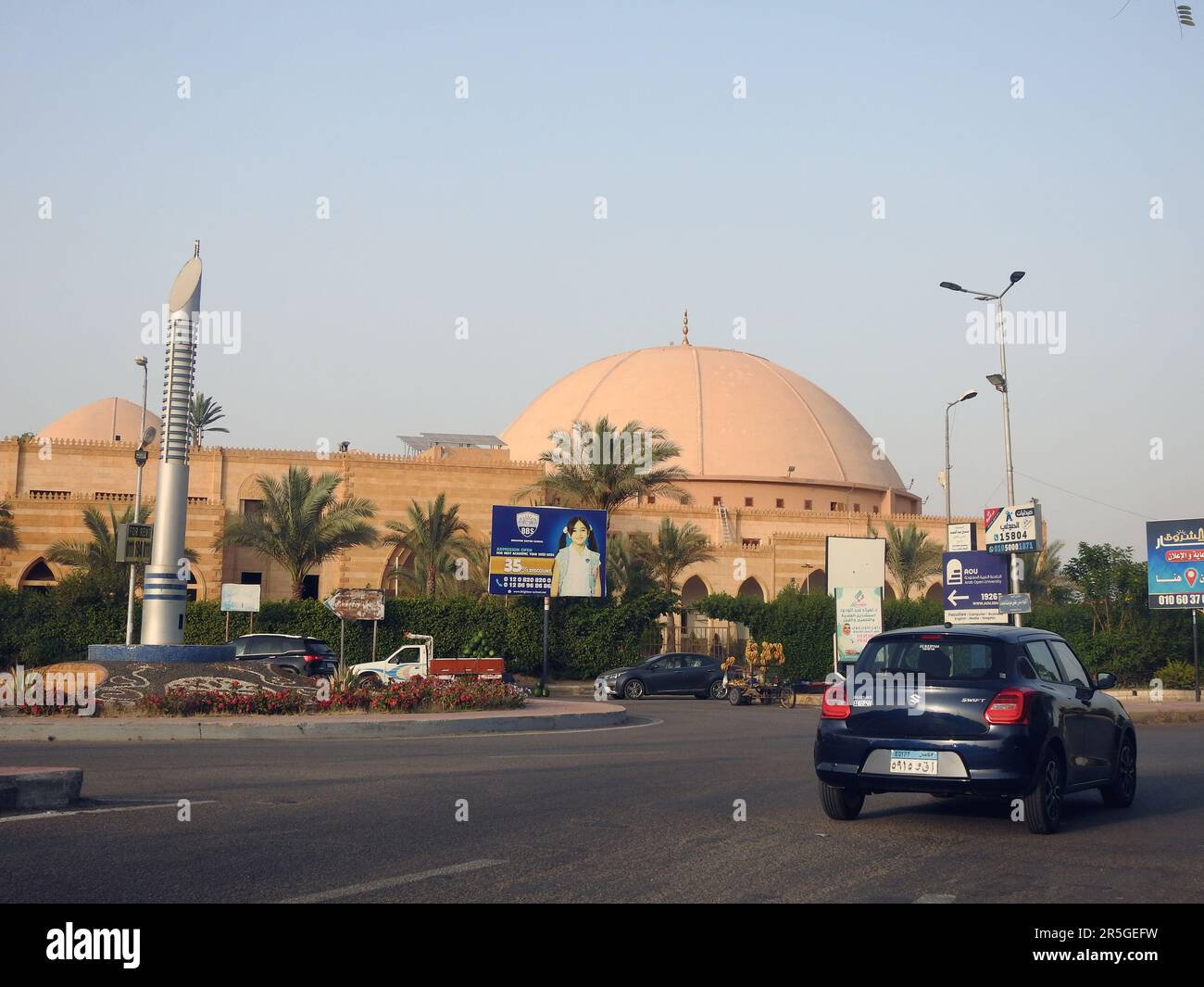 Le Caire, l'Egypte, 20 mai 2023: Grand dôme d'une mosquée contre un ciel bleu à la lumière du jour, les mosquées sont le lieu de culte et de prières pour les musulmans où th Banque D'Images