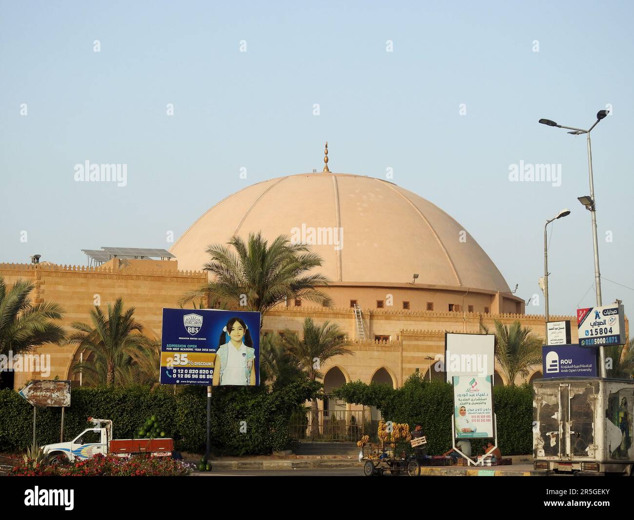 Le Caire, l'Egypte, 20 mai 2023: Grand dôme d'une mosquée contre un ciel bleu à la lumière du jour, les mosquées sont le lieu de culte et de prières pour les musulmans où th Banque D'Images
