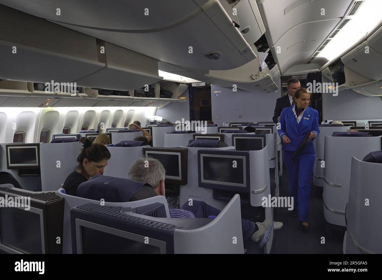 Les passagers sont assis dans la cabine classe affaires du Boeing 777-200 exploité par KLM Royal Dutch Airlines, le transporteur de pavillon des pays-Bas Banque D'Images