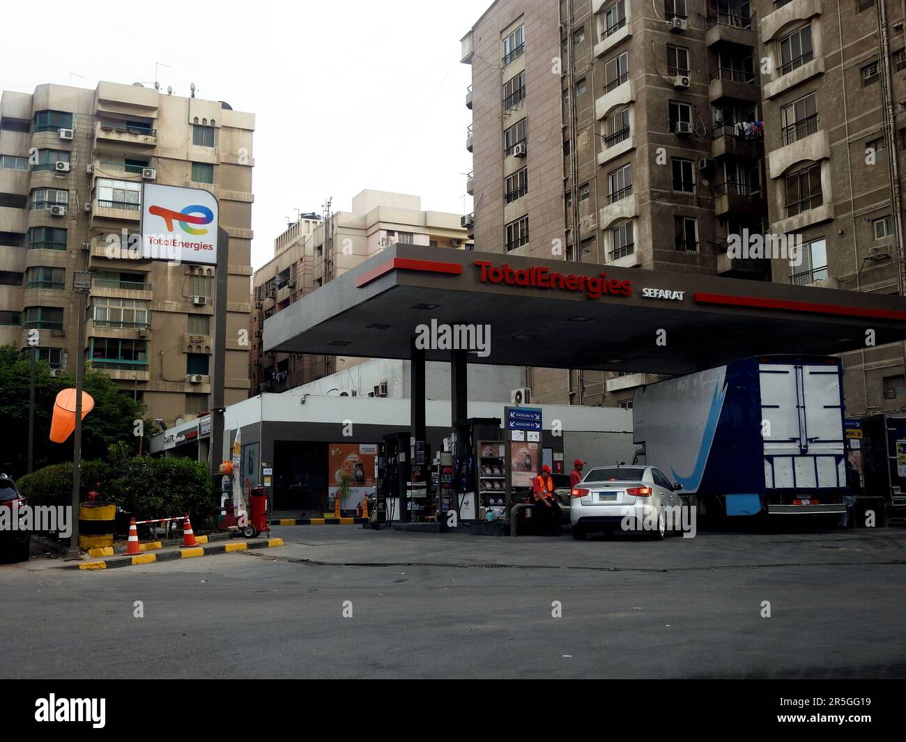 Le Caire, l'Egypte, 31 mai 2023: Station de gaz et de pétrole Total Energies, TotalEnergies se est une multinationale française intégrée de l'énergie et du pétrole Banque D'Images