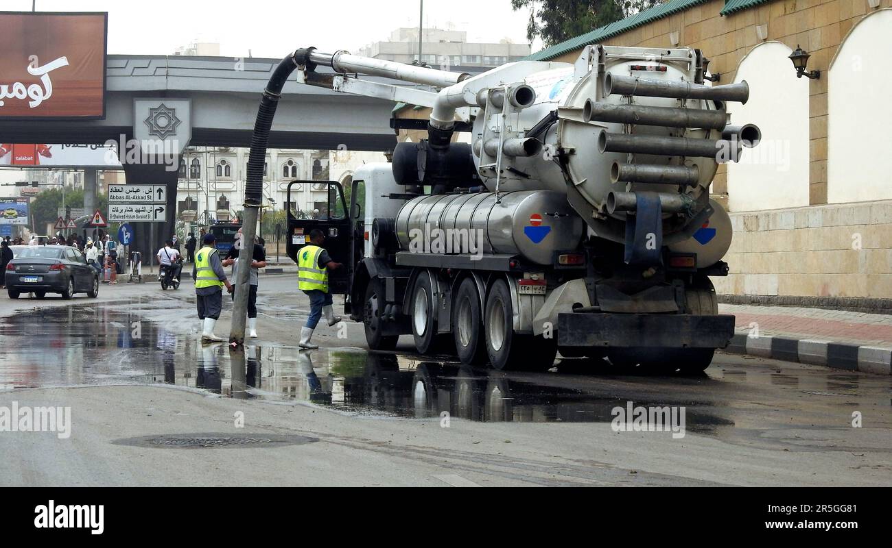 Le Caire, Egypte, 1 juin 2023: Un grand véhicule de pompe de drainage qui draine l'eau de pluie de la rue, équipé de pompe de drainage, tableau de commande, moteur ge Banque D'Images