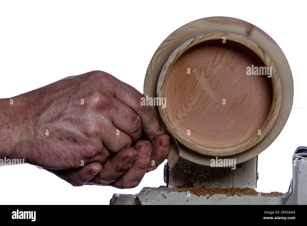 Artisan créant un bol en bois sur le tour. Image dans l'atelier. Arrière-plan blanc. Banque D'Images