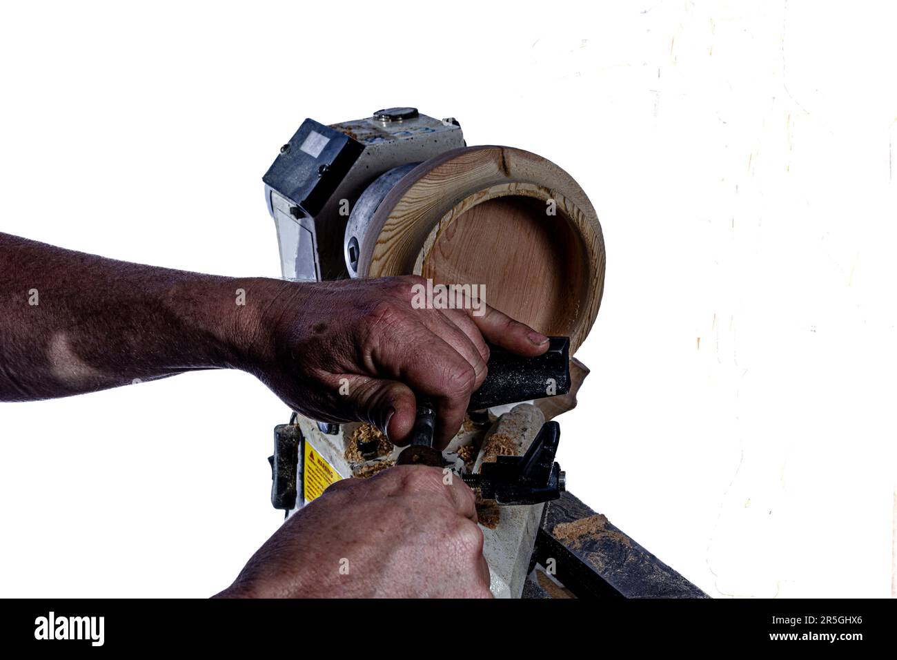 Artisan créant un bol en bois sur le tour. Image dans l'atelier. Arrière-plan blanc. Banque D'Images