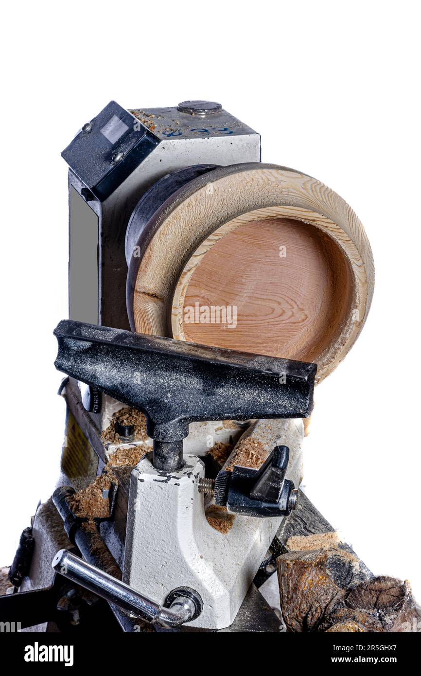 Bol en bois pendant la fabrication dans le tour. Arrière-plan blanc. Banque D'Images