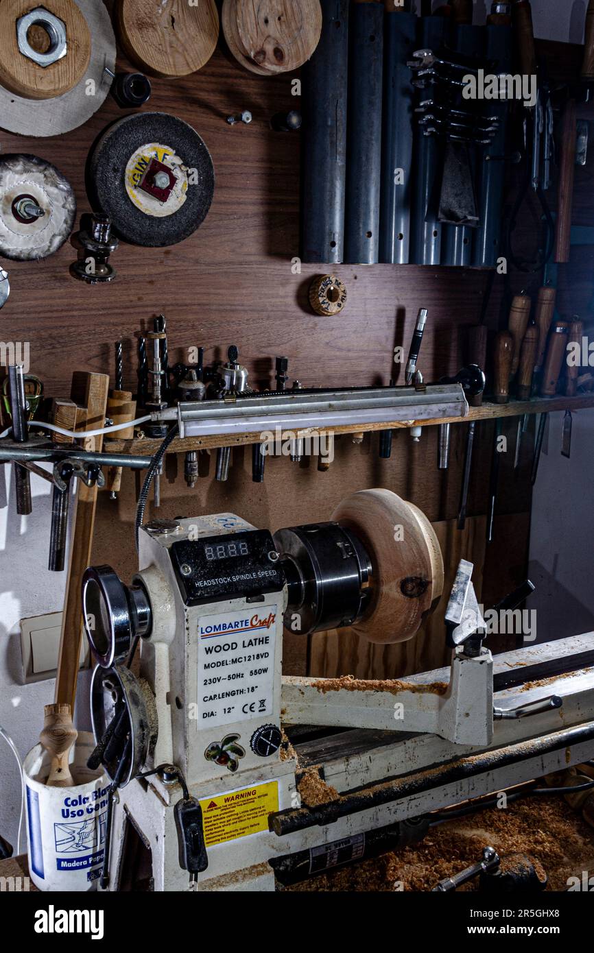 Bol en bois pendant la fabrication dans le tour. Banque D'Images