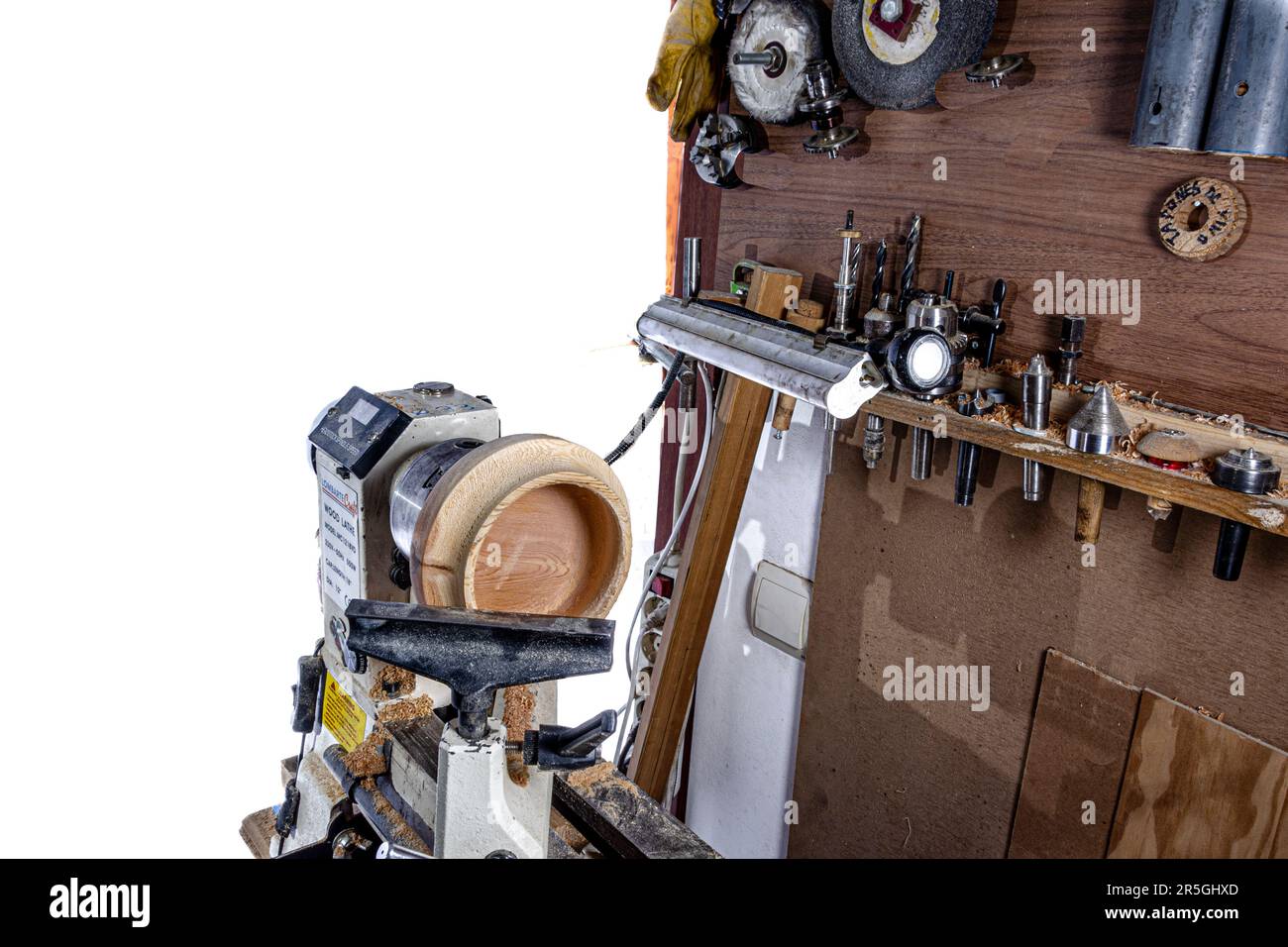 Bol en bois pendant la fabrication dans le tour. Arrière-plan blanc. Banque D'Images