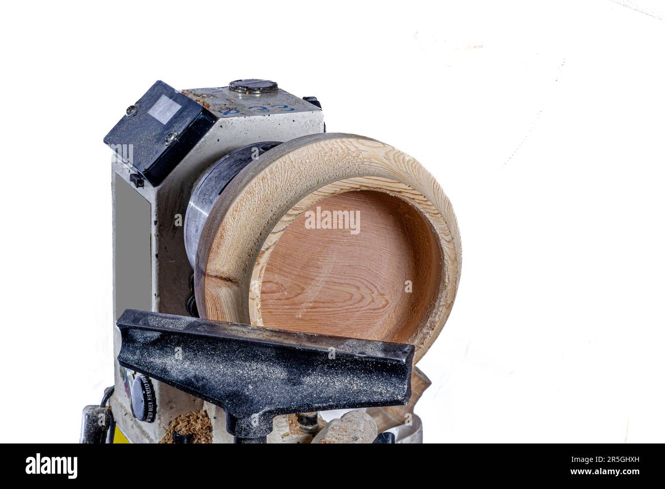 Bol en bois pendant la fabrication dans le tour. Arrière-plan blanc. Banque D'Images