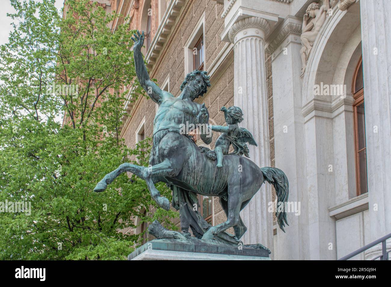 vienne, autriche. 1 mai 2023 le majestueux gardien dévoile la sculpture du centaure à l'entrée de l'académie des beaux-arts de vienne Banque D'Images