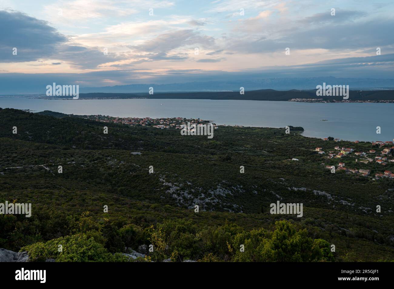Coucher de soleil spectaculaire sur l'île de la perle de dalmatie Pasman. Destination estivale aridilique de l'île croate. Banque D'Images