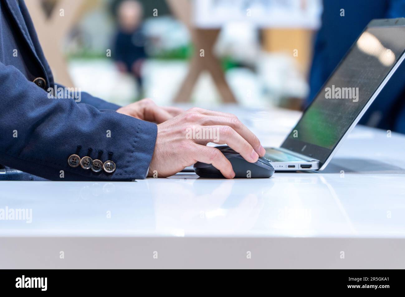 Un homme d'affaires travaillant avec un ordinateur portable au bureau Banque D'Images