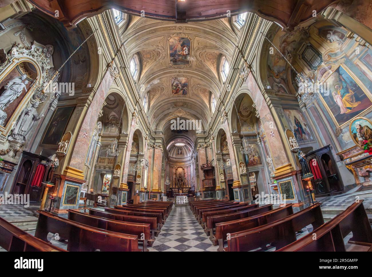 BRA, Cuneo, Piémont, Italie - 31 mai 2023: Intérieur de l'église paroissiale de San Antonino Martyre vue de la voûte et des arcades de fresques, fisheye vis Banque D'Images