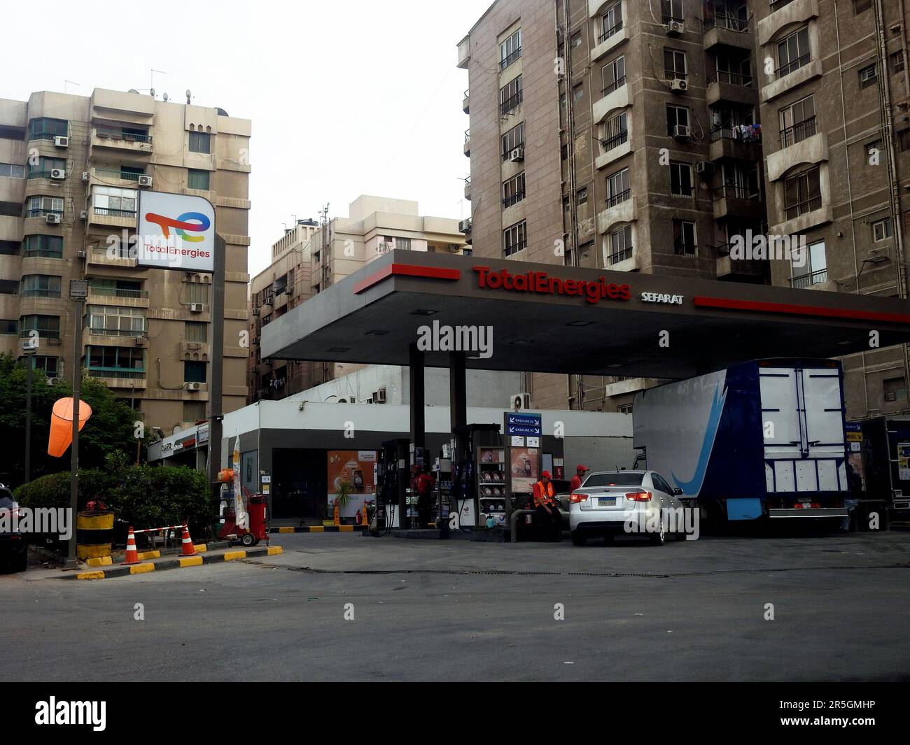 Le Caire, l'Egypte, 31 mai 2023: Station de gaz et de pétrole Total Energies, TotalEnergies se est une multinationale française intégrée de l'énergie et du pétrole Banque D'Images