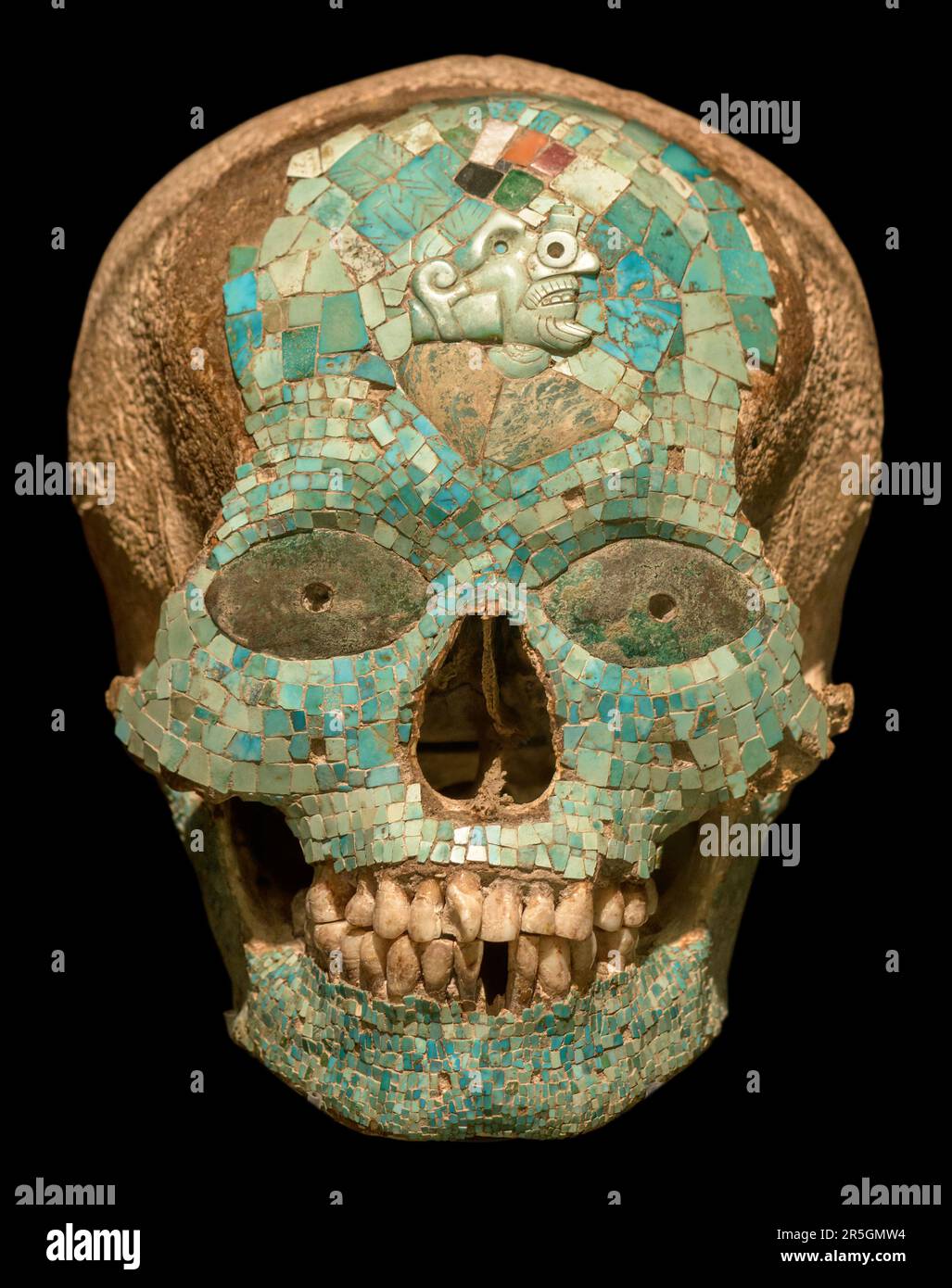 Le masque de Xiutuecuhtli, dieu du feu est un crâne humain en forme. Ce crâne a une incrustation de turquoise, d'améthyste, de jade et d'obsidienne. C'est une tarte en mosaïque Banque D'Images