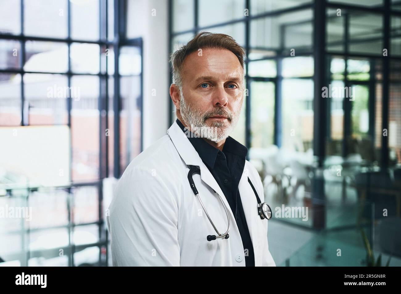 Je suis fatigué mais déterminé à continuer à guérir. Portrait rogné d'un beau médecin mature debout dans la clinique pendant la journée. Banque D'Images