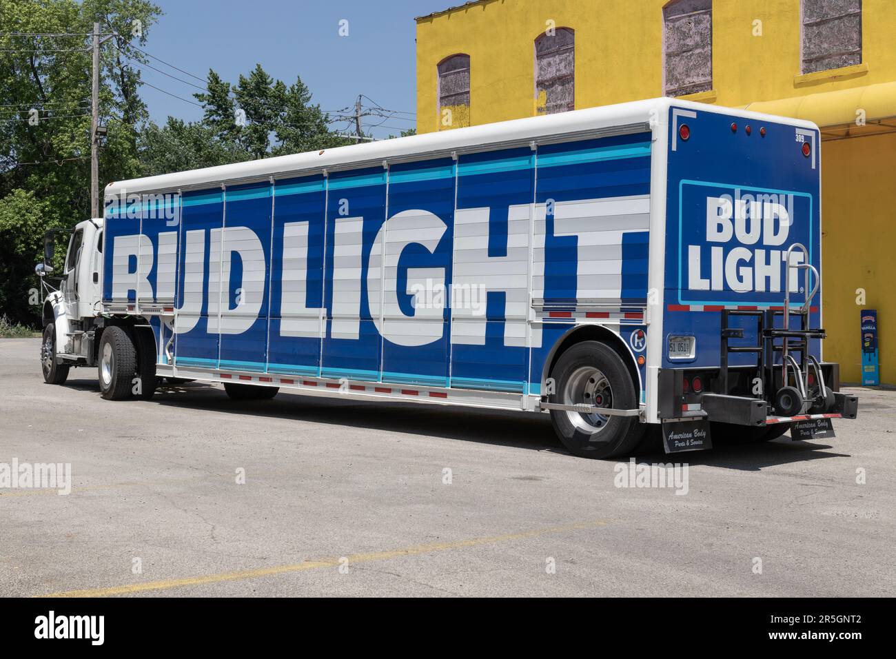 Danville - Circa juin 2023 : camion de livraison de bière Bud Light. Budweiser fait partie d'AB InBev, la plus grande compagnie de bière au monde. Banque D'Images