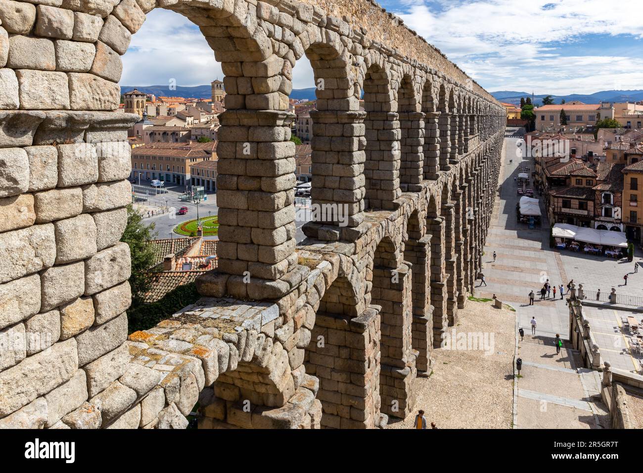 Ségovie, Espagne, 03.10.21. Aqueduc romain de Ségovie, Espagne, système monumental de distribution d'eau avec paysage de la ville en arrière-plan. Banque D'Images