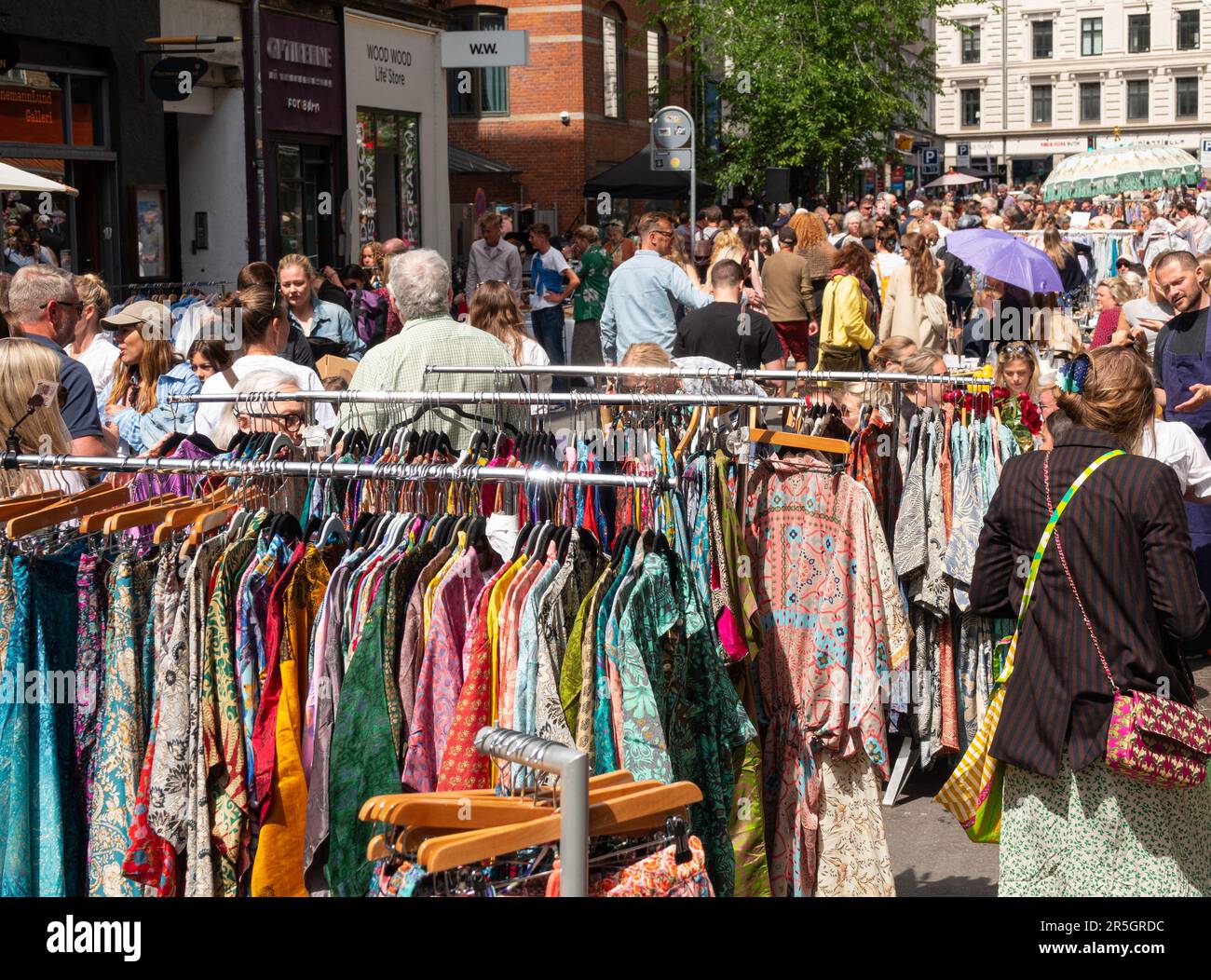 Rue avec marché aux puces plein de foule de gens. Copenhague, Danemark - 3 juin 2023. Banque D'Images
