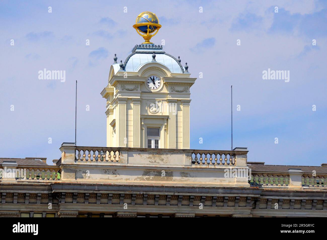 Autriche, Vienne, globe sur le toit Banque D'Images