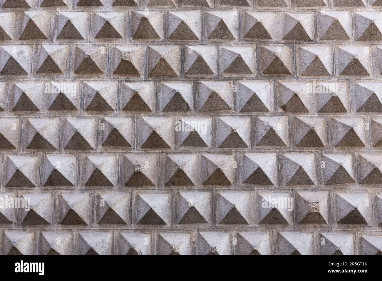 Façade géométrique de la Casa de los Picos, bâtiment historique de la Renaissance à Segovia, en Espagne, avec façade caractéristique de blocs de granit sculptés. Banque D'Images