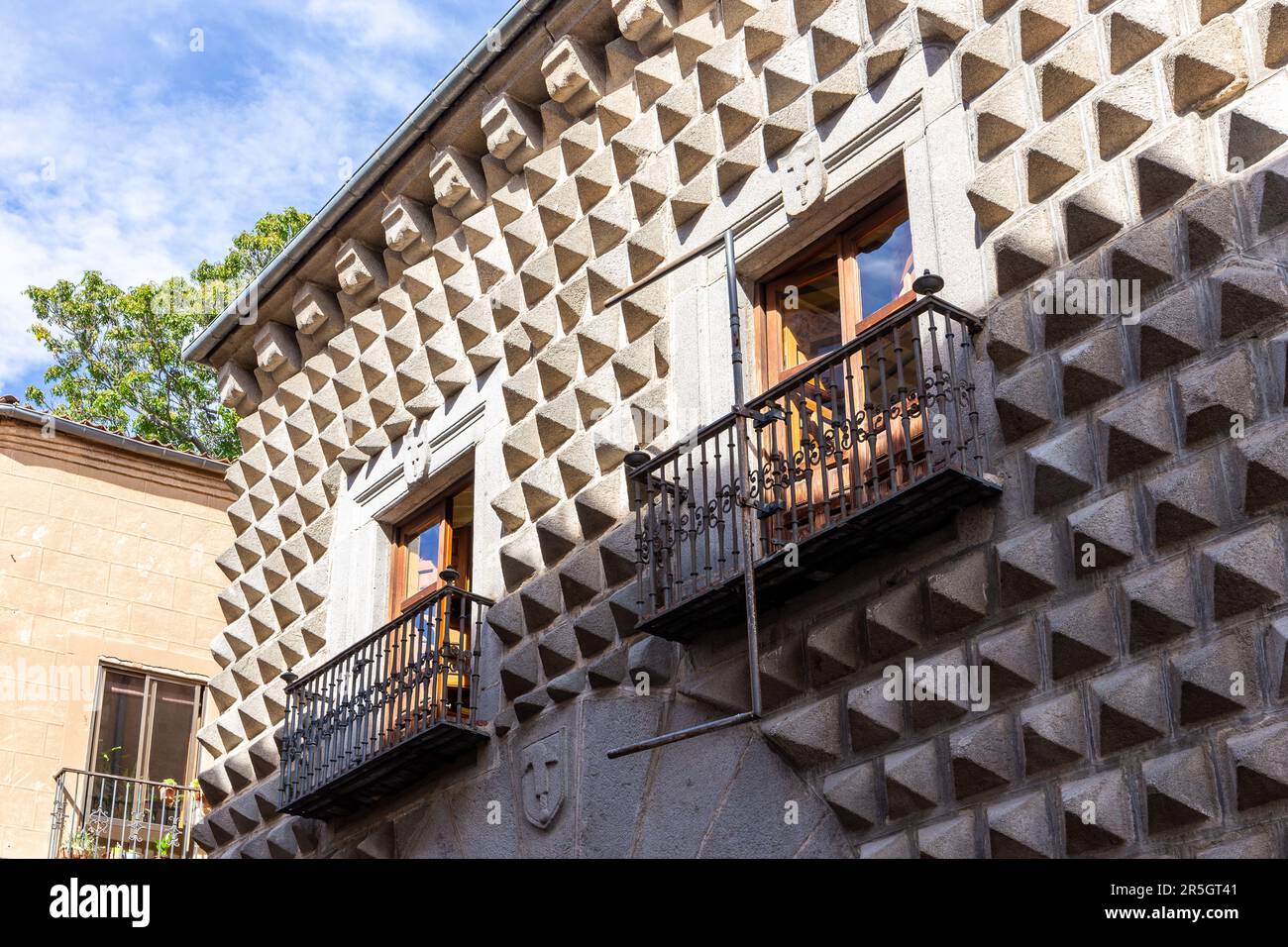 La Casa de los Picos, bâtiment historique de la Renaissance à Segovia, en Espagne, avec une façade caractéristique de blocs de granit sculptés dans le relief en forme de pyramide Banque D'Images