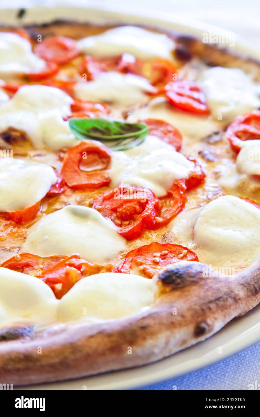 C'est une véritable pizza italienne. Pizza traditionnelle Margherita servie dans un restaurant Capris, dans le golfe de Naples, en Italie Banque D'Images