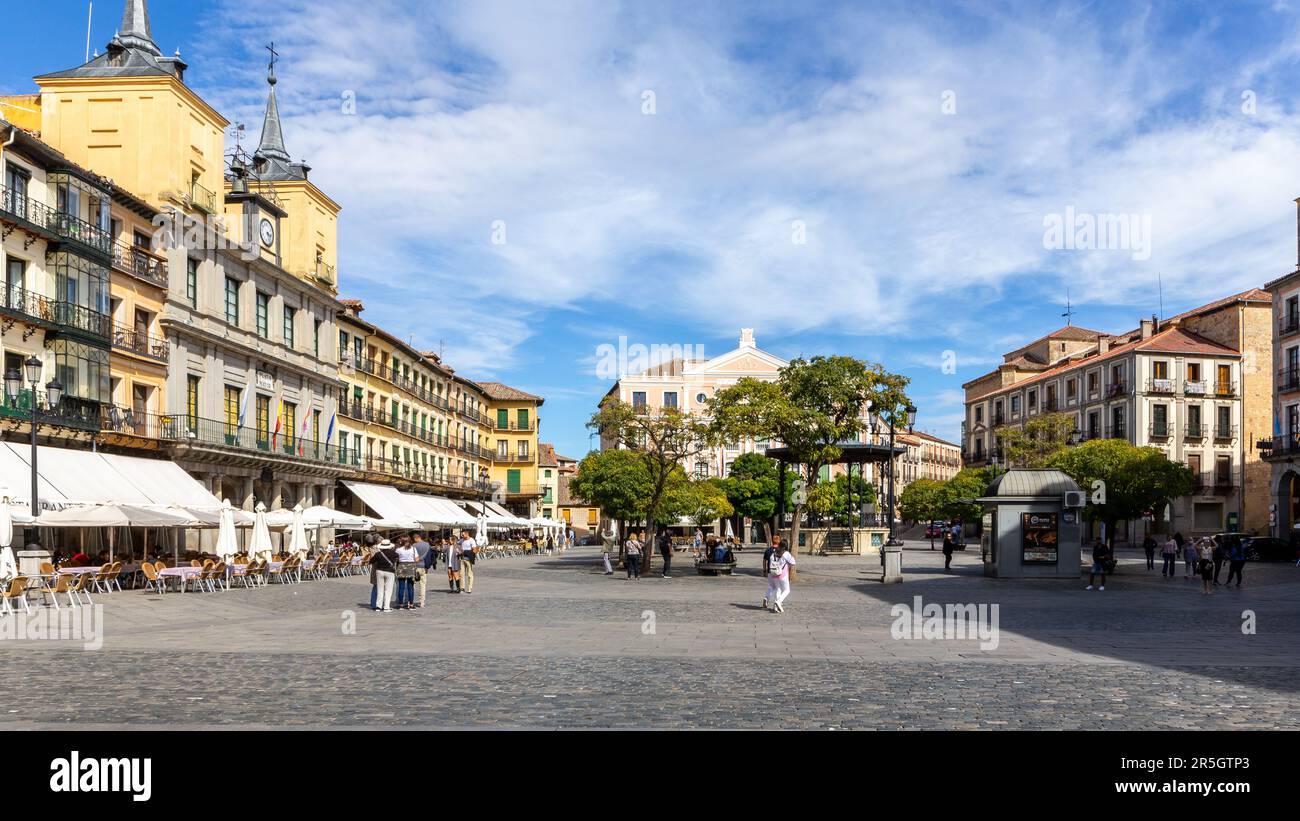 Ségovie, Espagne, 03.10.21. Plaza Mayor Cityscape, place de la ville de Ségovie, Espagne avec hôtel de ville, le théâtre Juan Bravo, cafés, restaurants et personnes W Banque D'Images