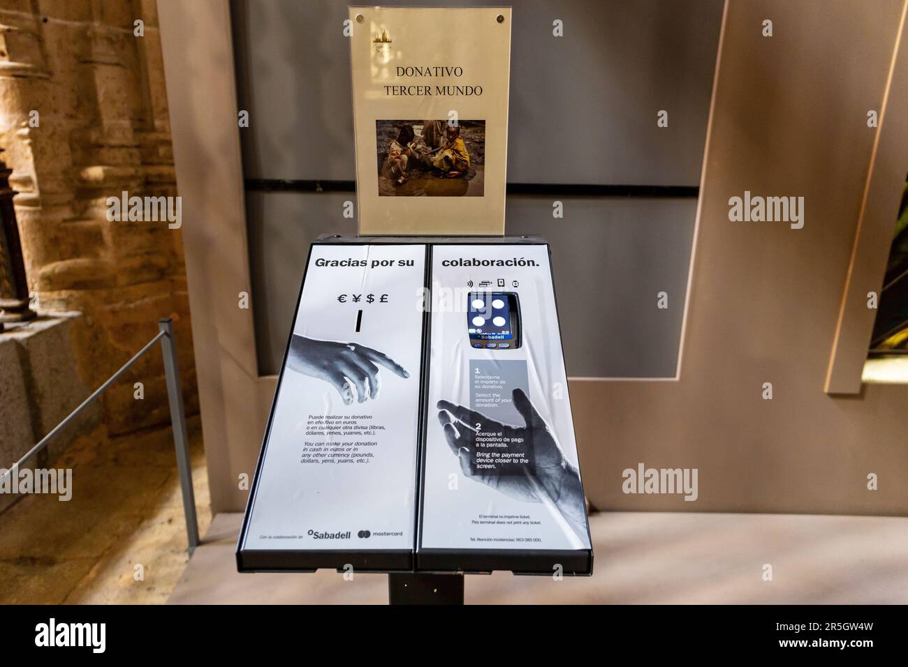 Ségovie, Espagne, 03.10.21. Terminal de paiement de dons dans la cathédrale de Segovia permettant aux croyants de faire des dons sans argent, service moderne de dons. Banque D'Images