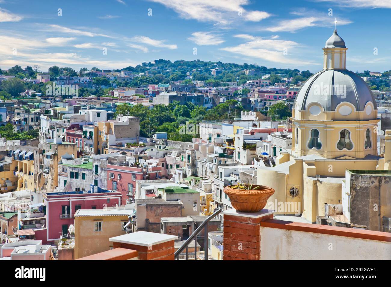 PROCIDA, ITALIE - VERS AOÛT 2020 : vue panoramique sur l'île italienne méditerranéenne près de Naples en été Banque D'Images