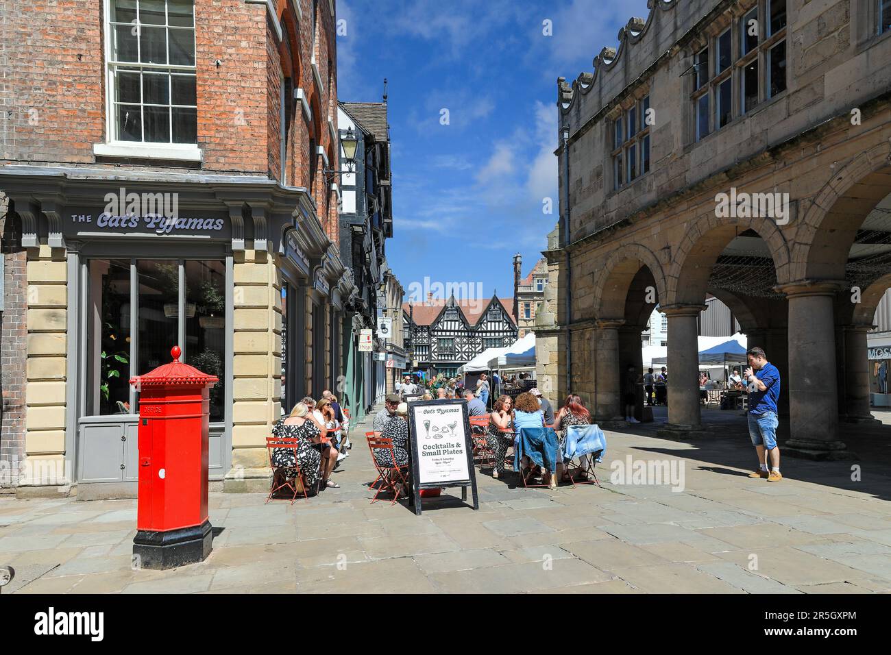 Vous pourrez dîner à l'extérieur de l'Old Market Hall et au marché ouvert de Market Square et de Shrewsbury Square dans le centre-ville de Shrewsbury, Shropshire, Angleterre, Royaume-Uni Banque D'Images