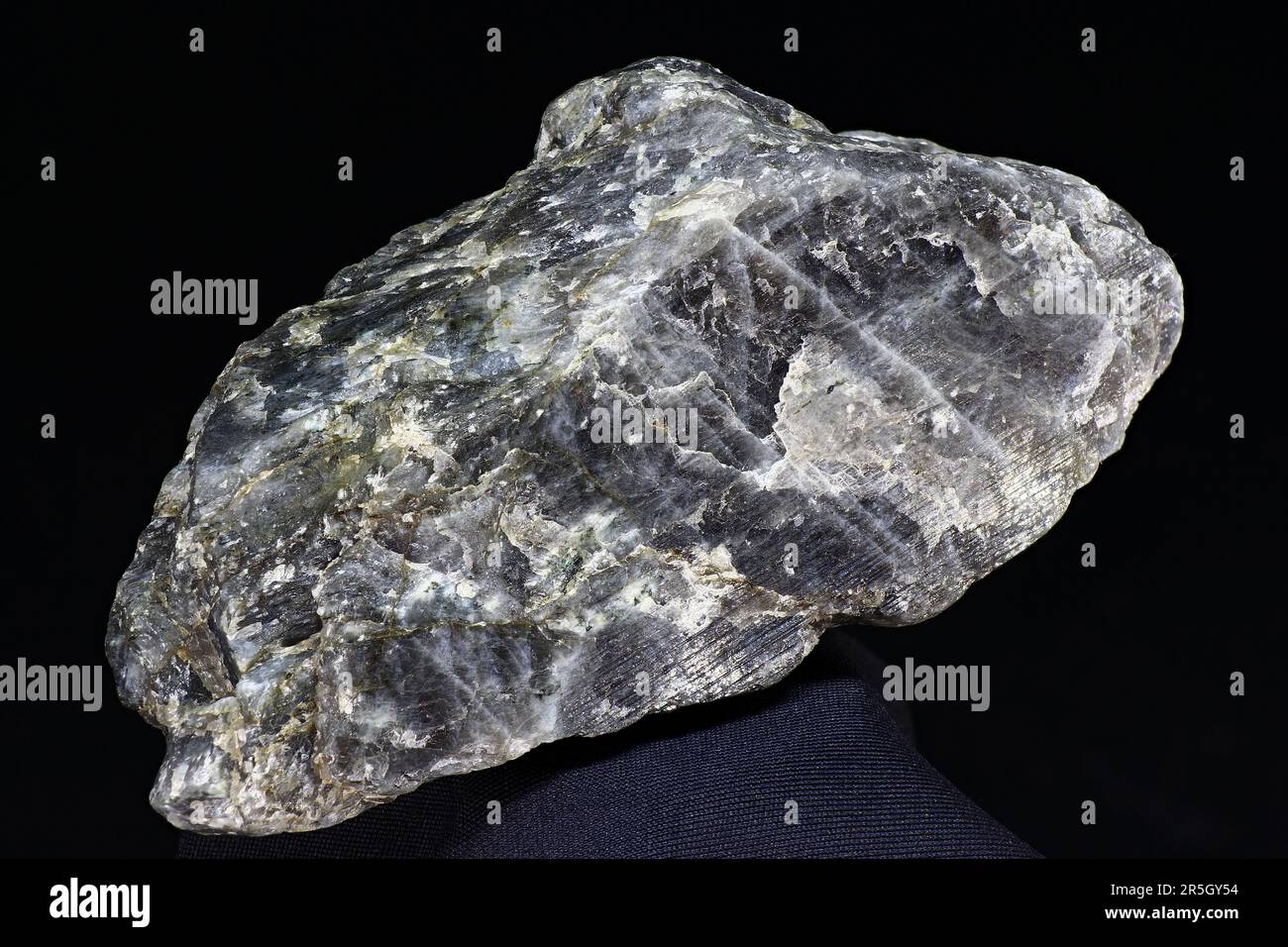 Plagioclase (feldspath) - spécimen de roche non travaillé sur fond sombre de près. Russie Banque D'Images