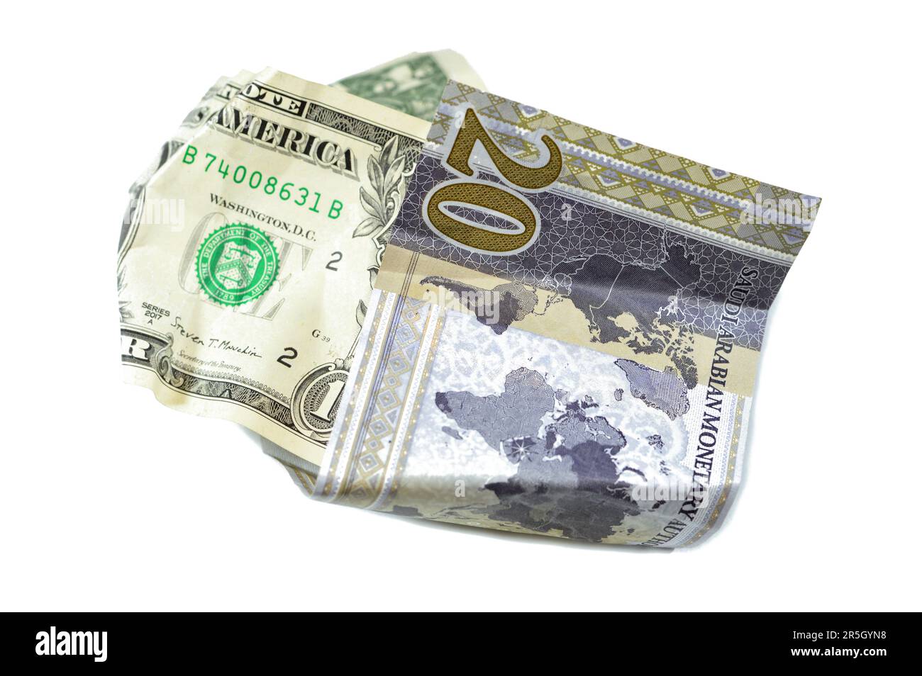 L'argent de l'Arabie Saoudite froissé et froissé de 20 SAR vingt riyals et 1 un dollar américain argent liquide, l'inflation de l'argent et la perte de valeur, baisse concept, Banque D'Images