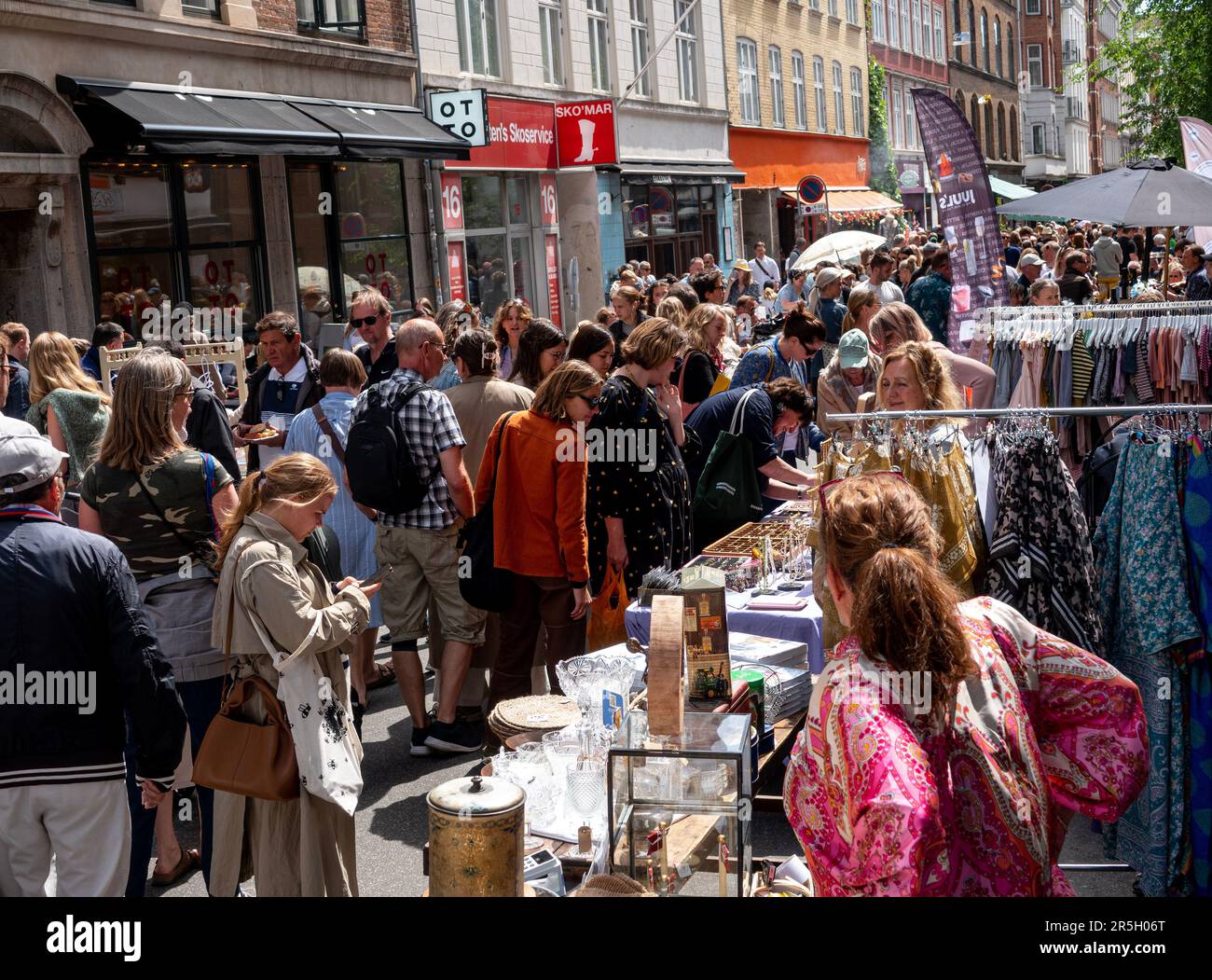 Rue avec marché aux puces plein de foule de gens. Copenhague, Danemark - 3 juin 2023. Banque D'Images