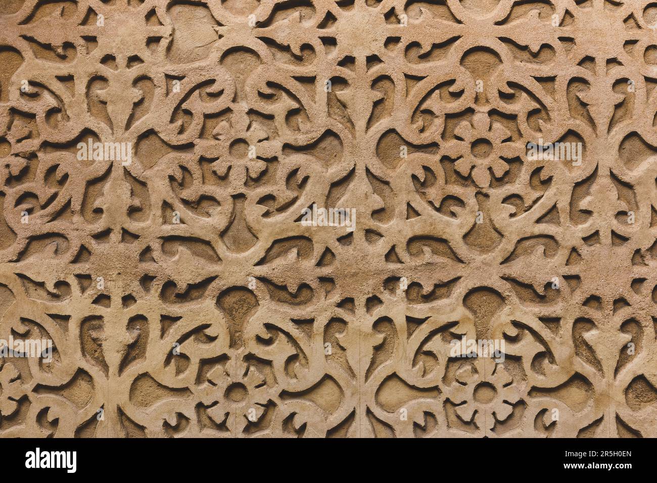 Façade en pierre ornementale de forme florale à Segovia, Espagne, architecture méditerranéenne, feuilles et motif floral. Banque D'Images