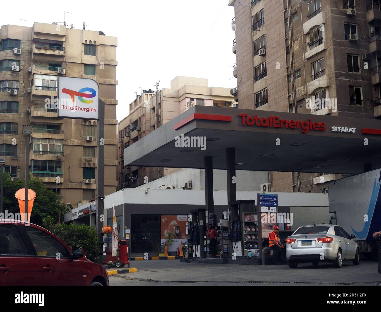 Le Caire, l'Egypte, 31 mai 2023: Station de gaz et de pétrole Total Energies, TotalEnergies se est une multinationale française intégrée de l'énergie et du pétrole Banque D'Images