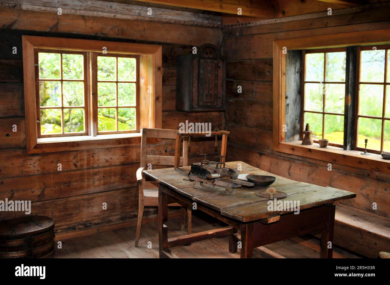 Salle à manger, ferme, table en bois, table à manger, ferme, hardanger folk museum, utne, ullensvang, norwayy, hardanger folk museum, histoire locale Banque D'Images