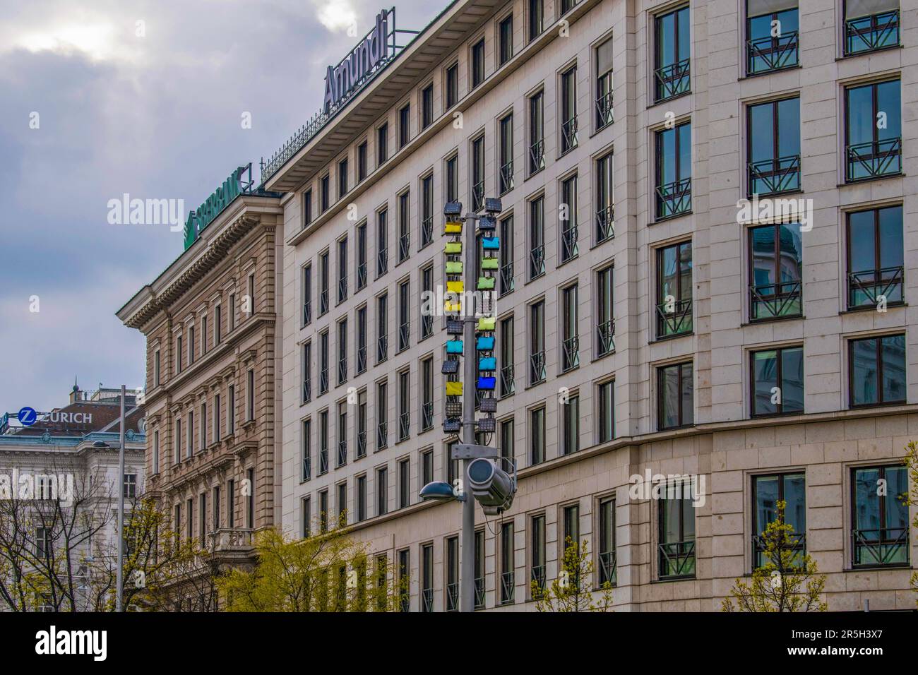 vienne, autriche. 9 avril 2023 le bâtiment, le bord de la route, les